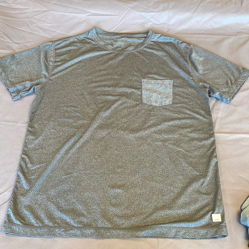 Vuori Mens XL T-Shirt Gray Performance Pocket